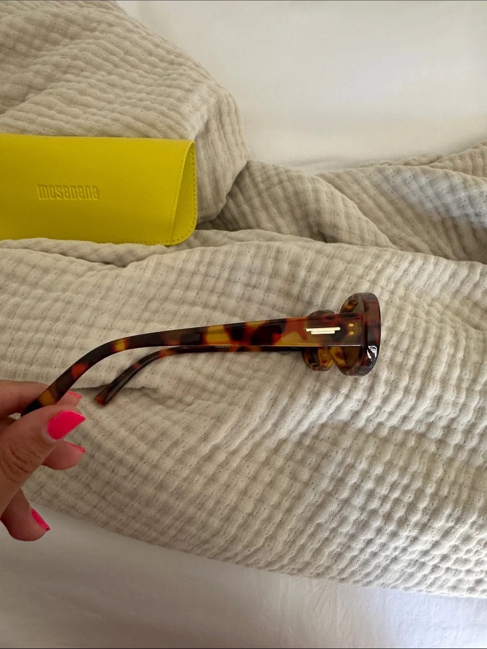 Chic Tortoise Shell Sunglasses with Protective Case